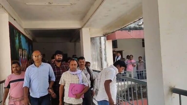 गिरफ़्तारी के बाद बीएसओ को साथ ले जाती एसीबी की टीम