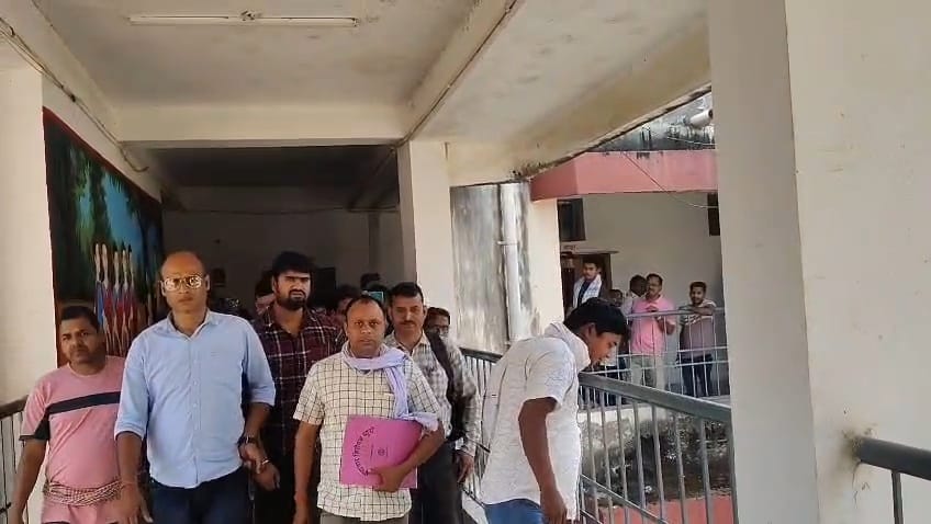 गिरफ़्तारी के बाद बीएसओ को साथ ले जाती एसीबी की टीम