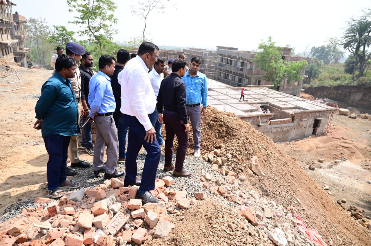 निरिक्षण करते उपायुक्त व अन्य पदाधिकारी