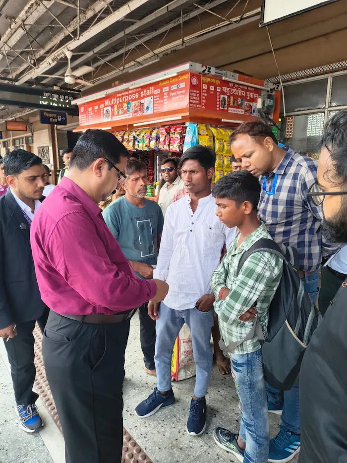 भागलपुर-जमालपुर रेल खंड पर ट्रेनों में टिकट जांच करते रेल अधिकारी और आरपीएफ टीम।