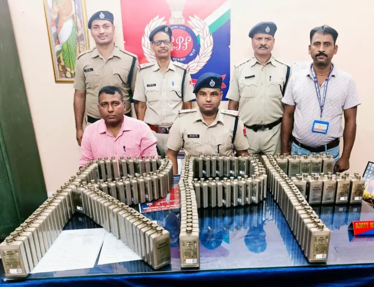 भागलपुर स्टेशन पर RPF की बड़ी कार्रवाई: लावारिस बैगों से 176 बोतल अवैध शराब बरामद