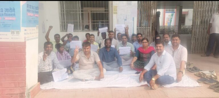 राजमहल : मनरेगा कर्मी करेंगे अनिश्चितकालीन हड़ताल