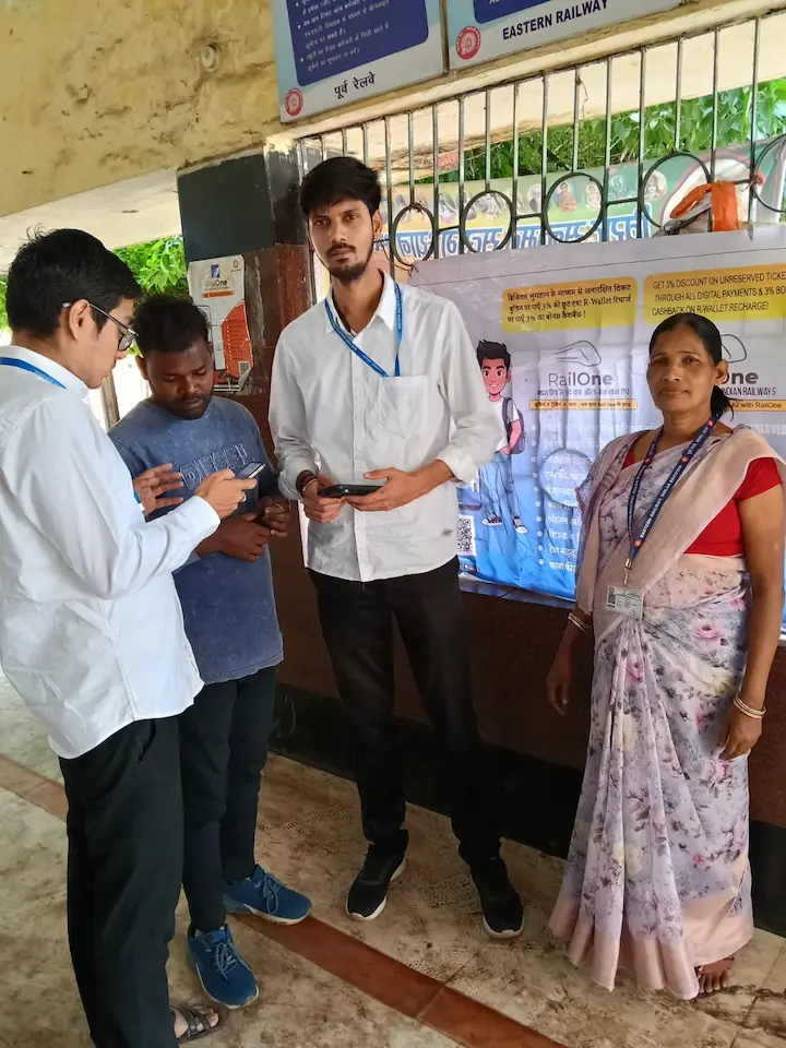रेलवे स्टेशनों पर यात्रियों को RailOne App के बारे में जानकारी देते मालदा रेल मंडल के अधिकारी।