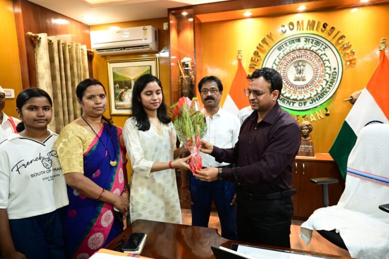 यूपीएससी में 365वें रैंक हासिल करने वाली साहिबगंज की बेटी निहारिका को किया सम्मानित
