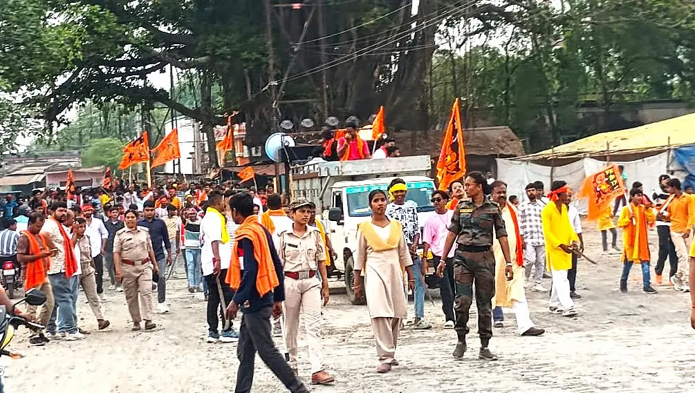 राजमहल में रामनवमी जुलुस के दौरान मौजूद लोग