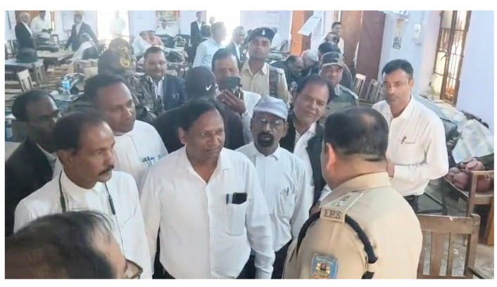 उपयुक्त हेमंत सती, पुलिस अधीक्षक अमित कुमार सिंह स्वयं न्यायालय परिसर पहुंचे और कुटुंब न्यायालय के प्रधान न्यायाधीश संजय कुमार उपाध्याय से मुलाकात कर स्थिति की जानकारी ली