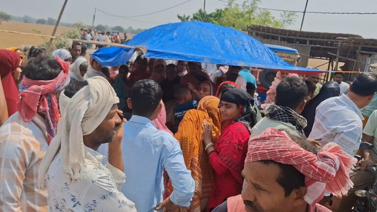 अनियंत्रित चिप्स लदे ट्रैक्टर की चपेट में आने से बाइक चालक की मौत ,4 घंटे बाद घटनास्थल से उठाया गया शव