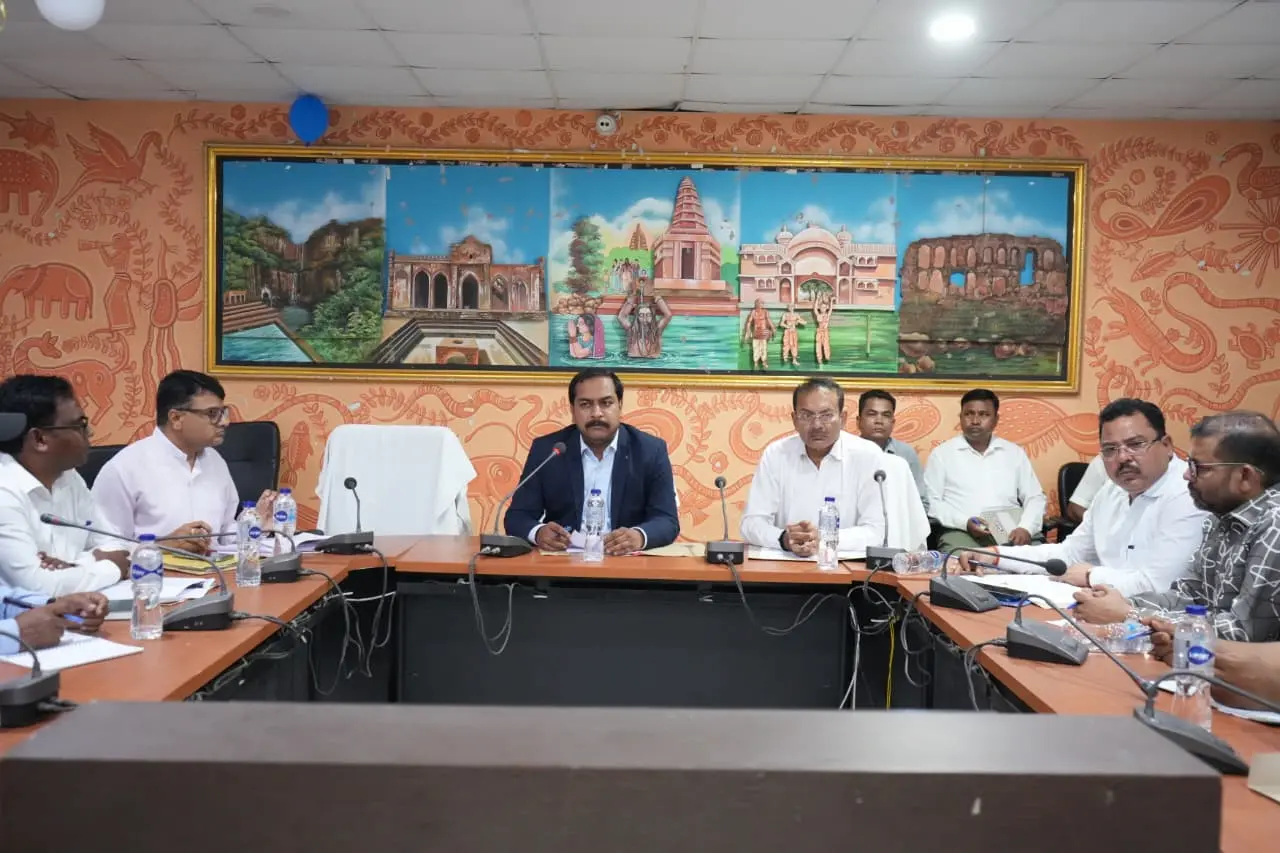 बैठक के दौरान उपायुक्त व अन्य पदाधिकारी