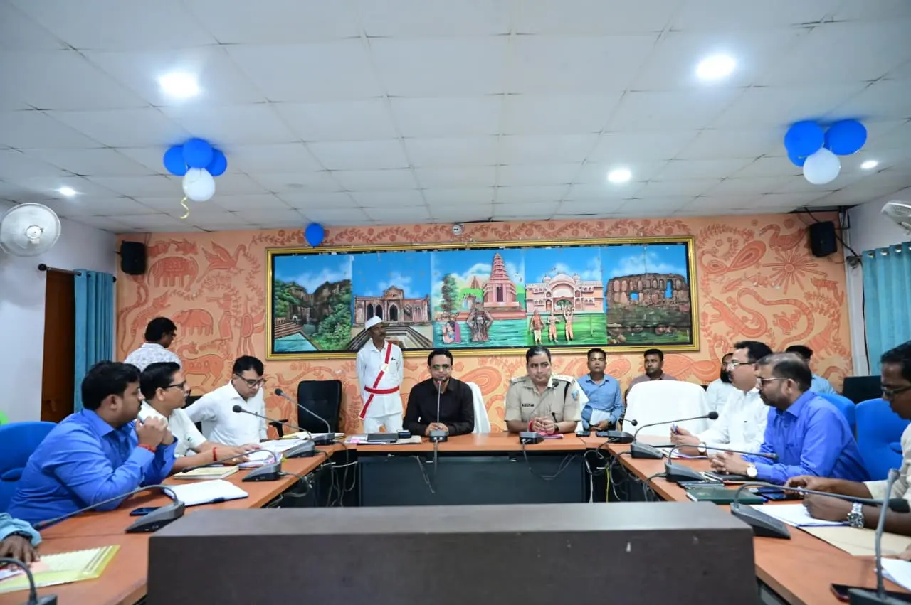 बैठक करते उपायुक्त , एसपी व अन्य