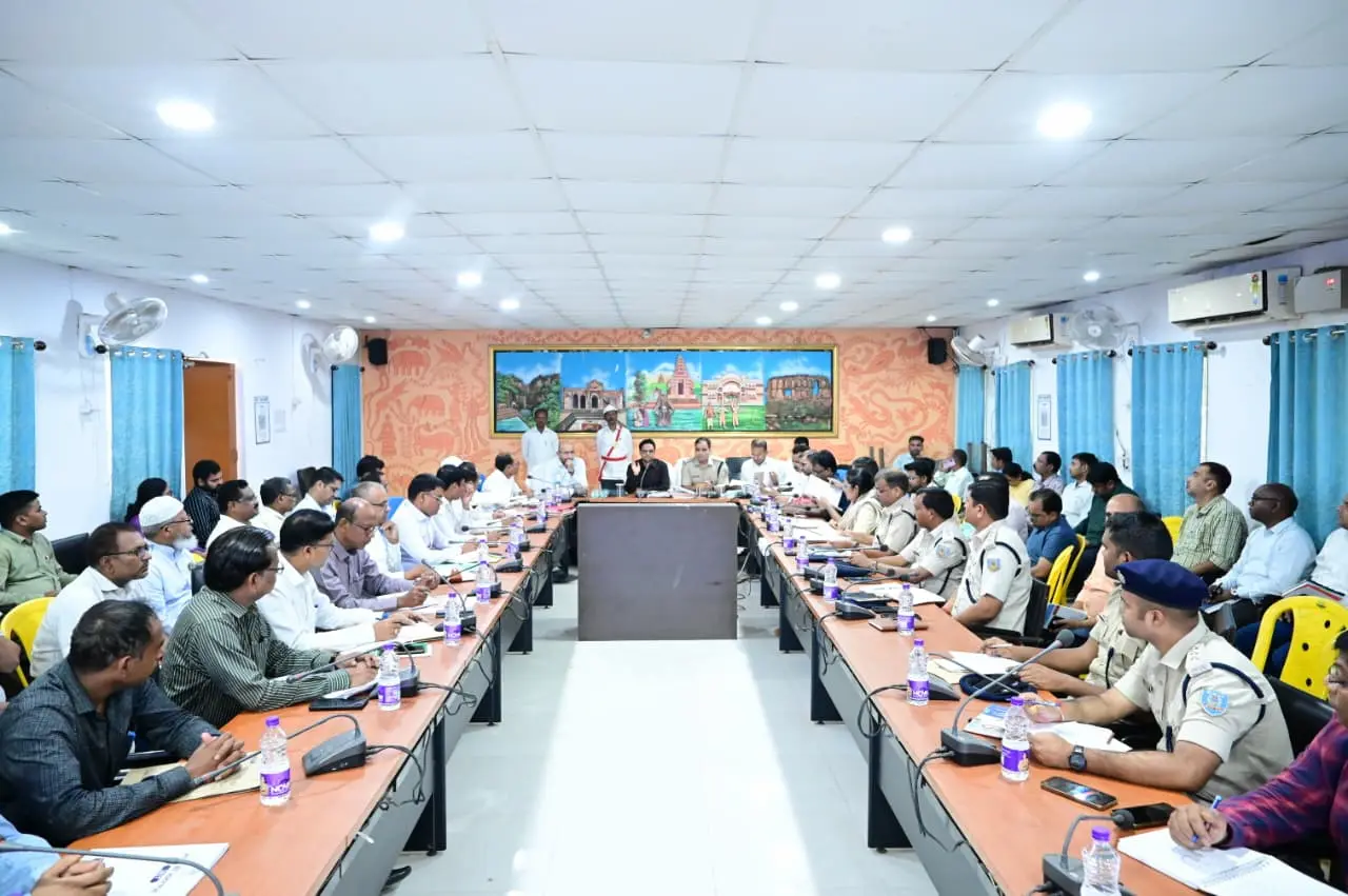 बैठक में मौजूद उपायुक्त व अन्य पदाधिकारी