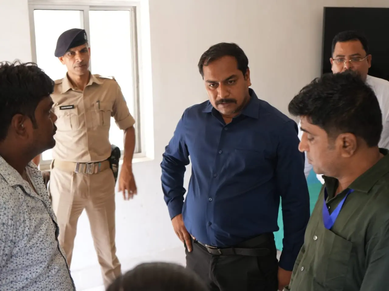 निरिक्षण के दौरान जानकारी लेते डीसी