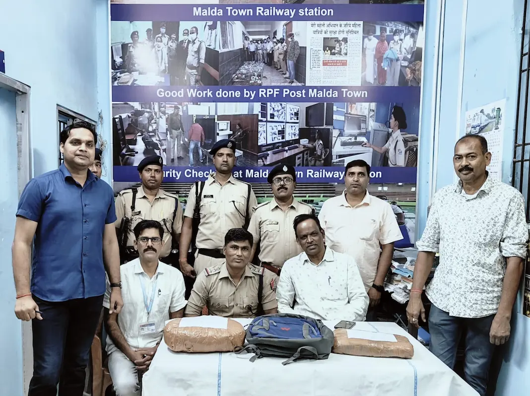 बरामद मादक पदार्थ के साथ रेल पुलिस कर्मी