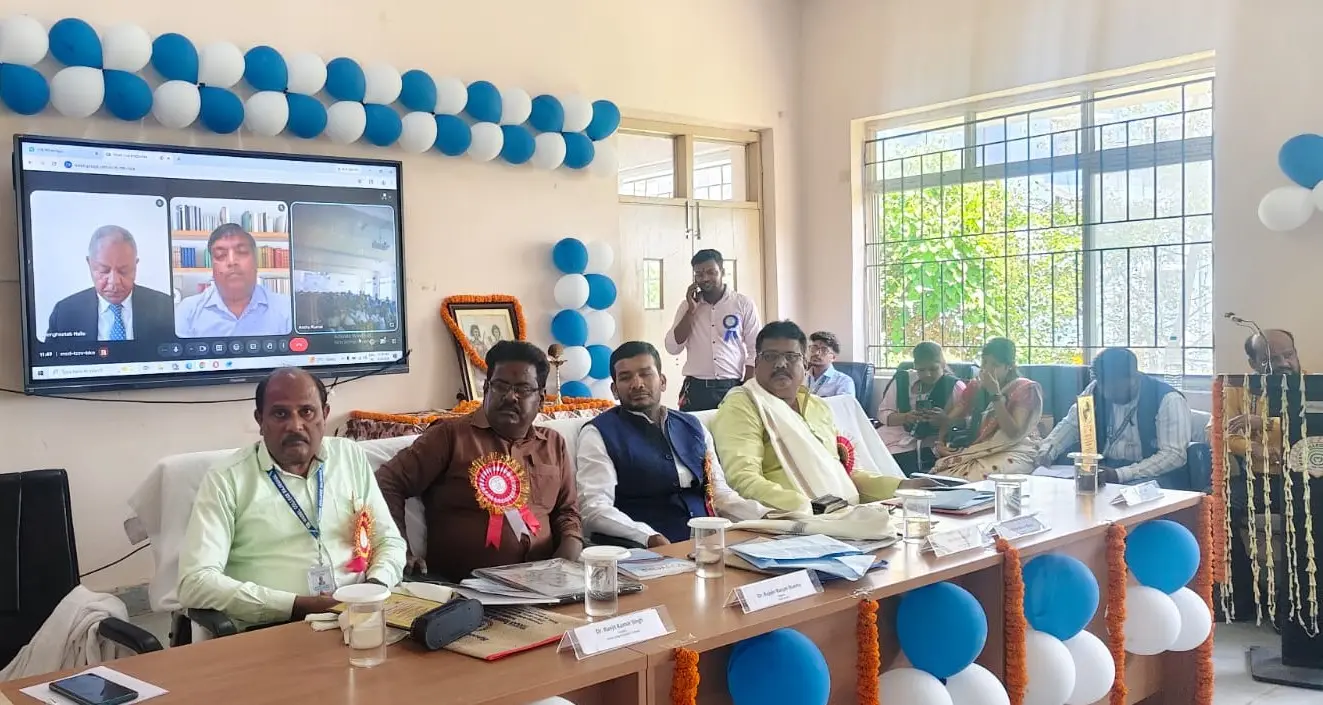 कार्यक्रम में उपस्थित अतिथि व अन्य