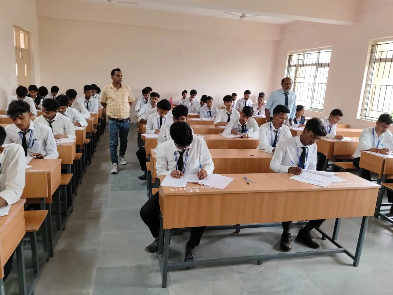 परीक्षा देते छात्र