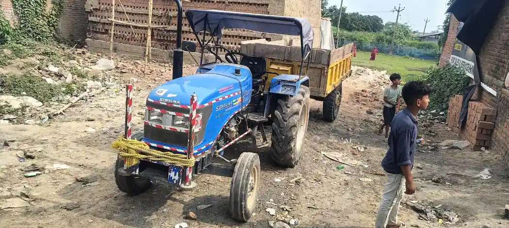 घटनास्थल पर ग्रामीणों द्वारा पकड़ा गया ट्रैक्टर