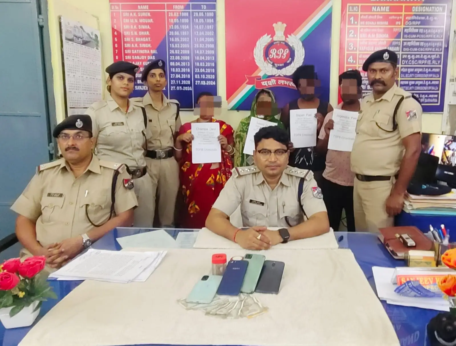 जानकारी देते रेल पुलिस पदाधिकारी