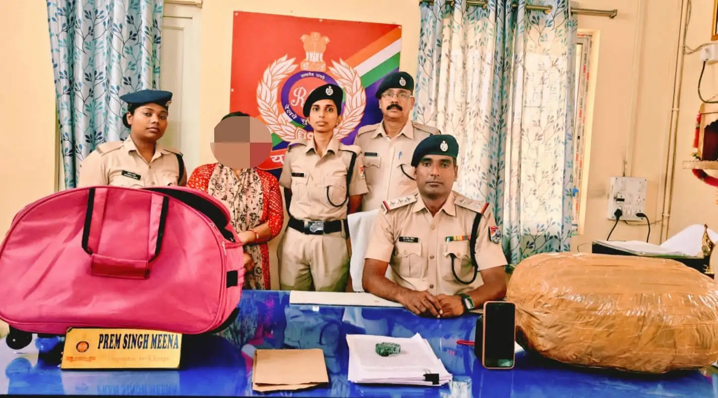 बरामद सामान के साथ आर पी एफ की टीम