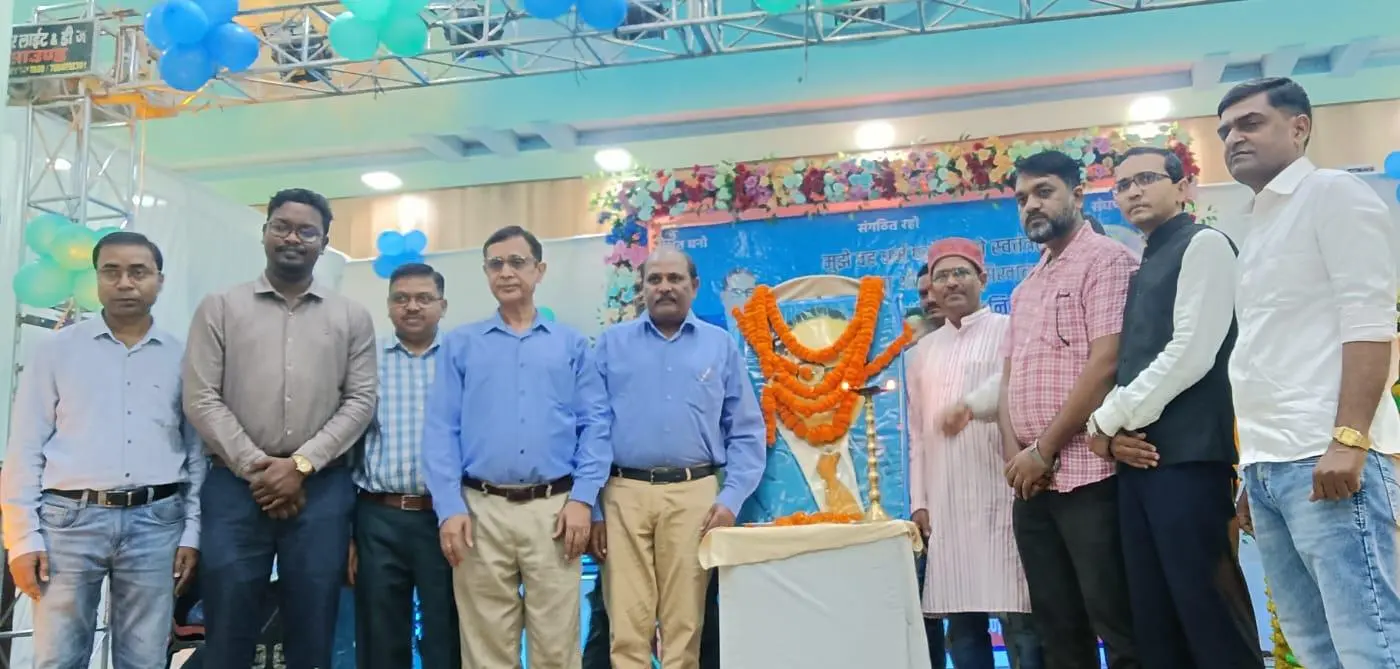कार्यक्रम के दौरान अतिथि व अन्य