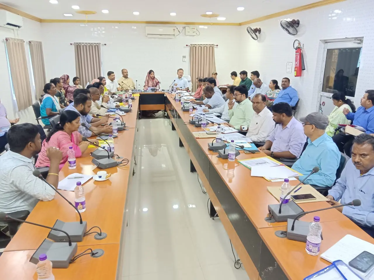 बैठक में मौजूद जिप अध्यक्ष व अन्य
