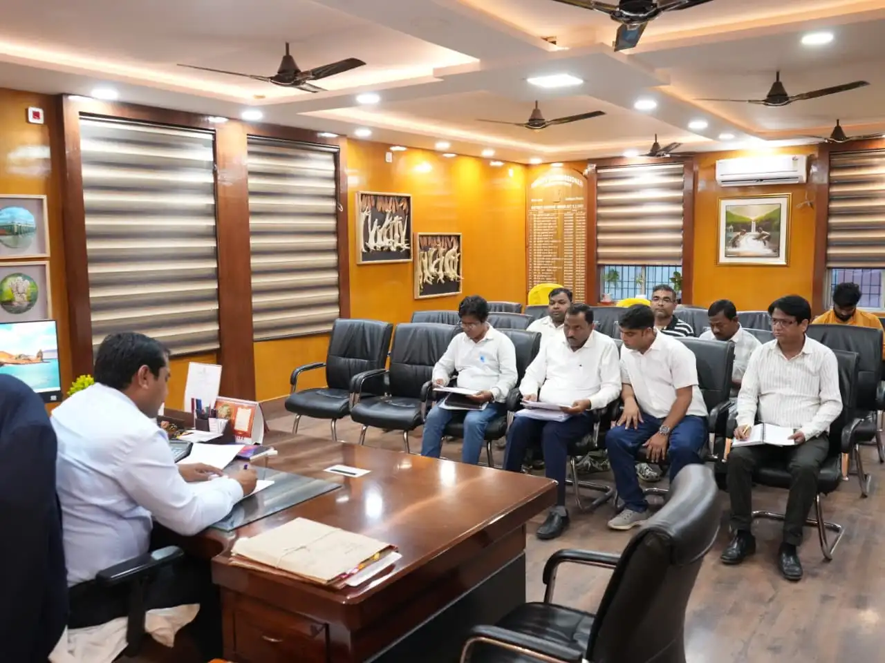 बैठक में उपस्थित पदाधिकारी