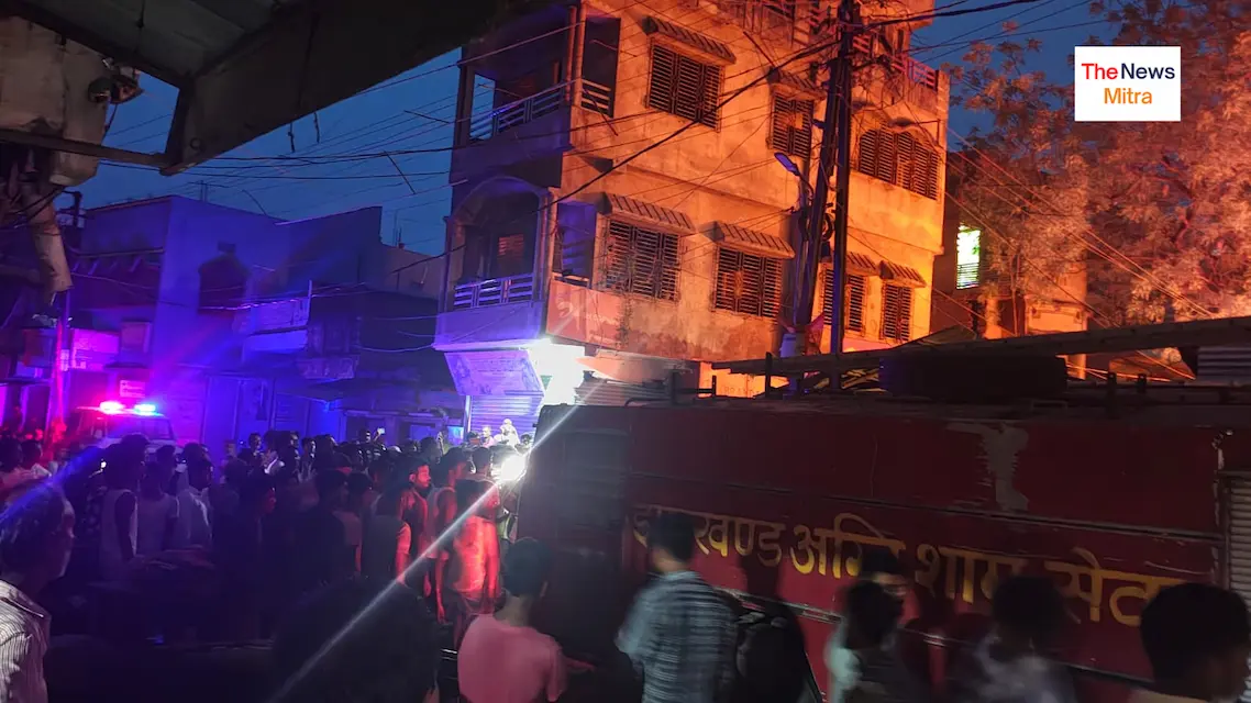 मौके पर मौजूद दमकल कर्मी व भीड़