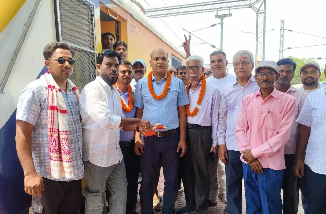 स्वागत करते समिति के सदस्य व अन्य