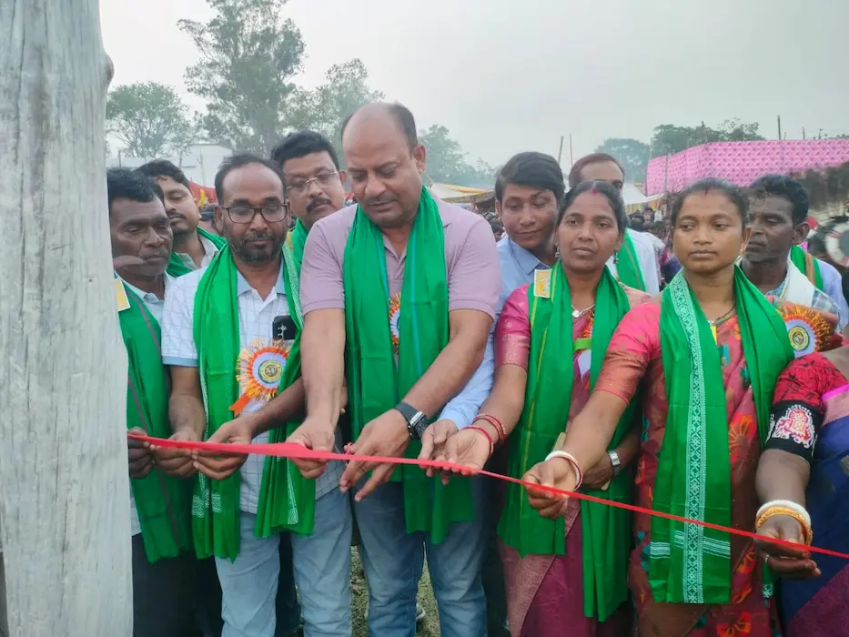 उद्घाटन करते अतिथि