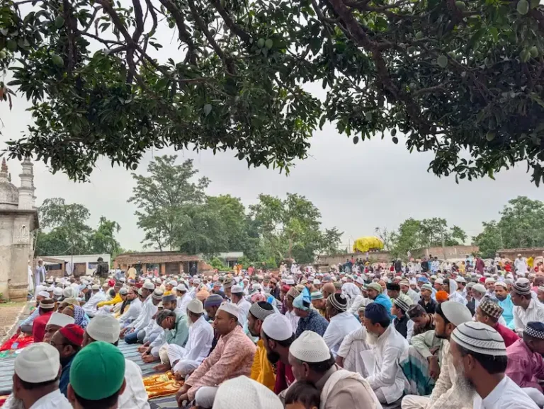 उधवा में ईद की नमाज के दौरान लोग