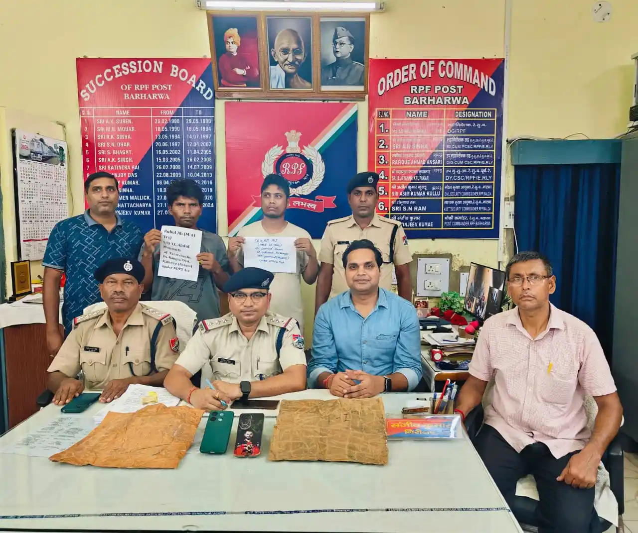 जानकारी देते रेल पुलिस पदाधिकारी