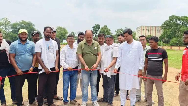 फीता काटकर उद्घाटन करते अतिथि - राजमहल स्पोर्ट्स क्लब