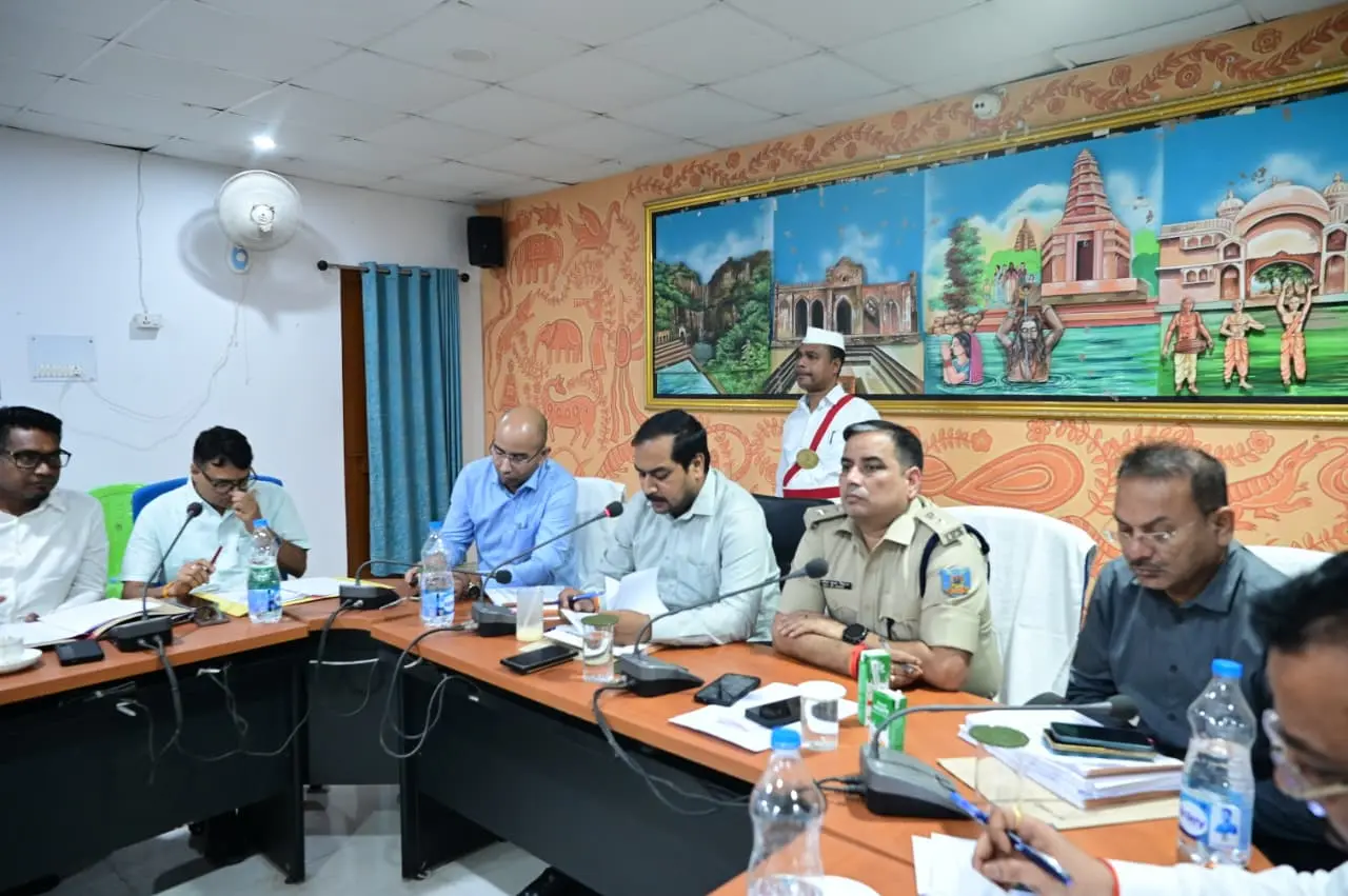 बैठक करते उपायुक्त साहिबगंज , एसपी व अन्य