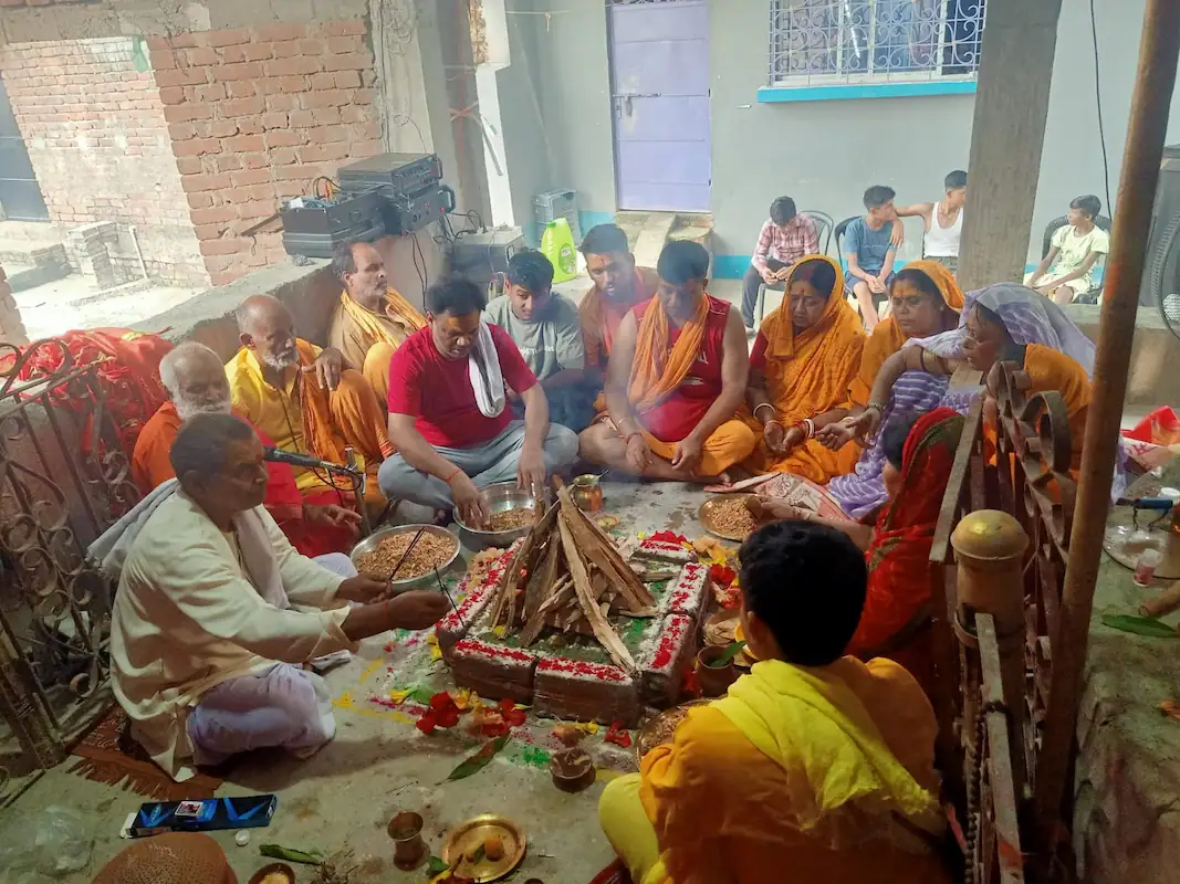 मंदिर में पूजा अर्चना करते पुरोहित व श्रद्धालु