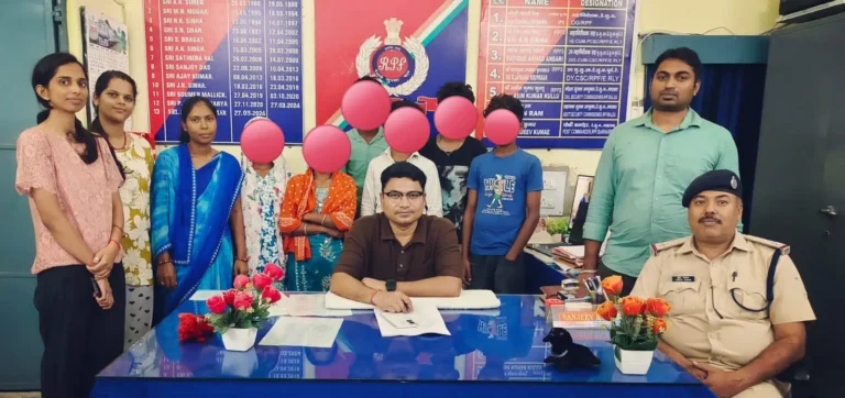 जानकारी देते आरपीएफ इंस्पेक्टर