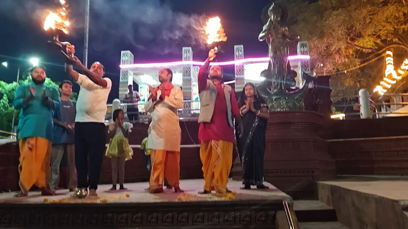 साहिबगंज मुक्तेश्वर घाट में गंगा आरती के दौरान पुरोहित