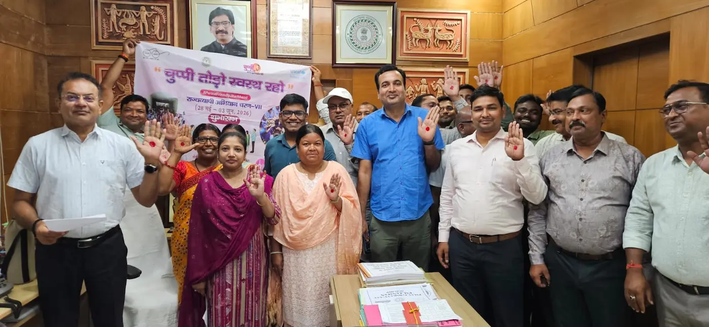 कार्यक्रम के दौरान उपस्थित पदाधिकारी व अन्य