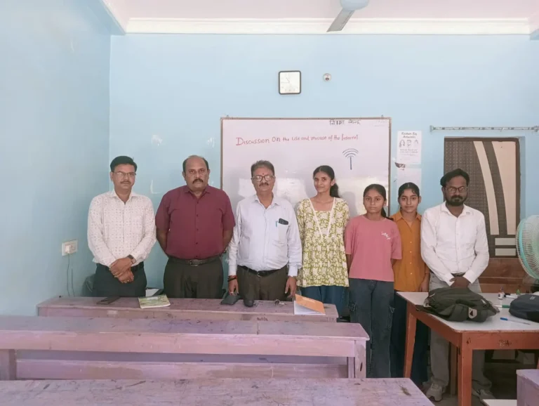 इंटरनेट वरदान या अभिशाप वाद विवाद प्रतियोगिता के दौरान प्रतिभागी एवं अतिथि