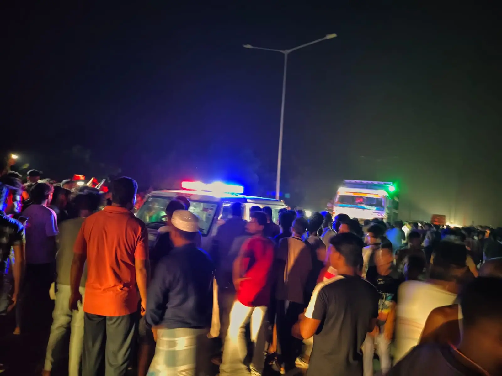 सड़क दुर्घटना के बाद घटनास्थल पर जमा भीड़