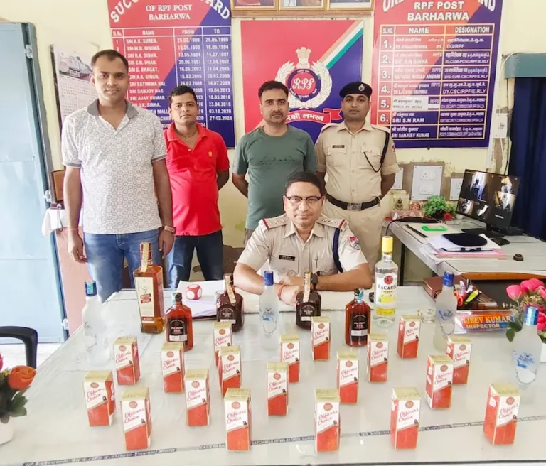 जानकारी देते पर बरहरवा आरपीएफ इंस्पेक्टर