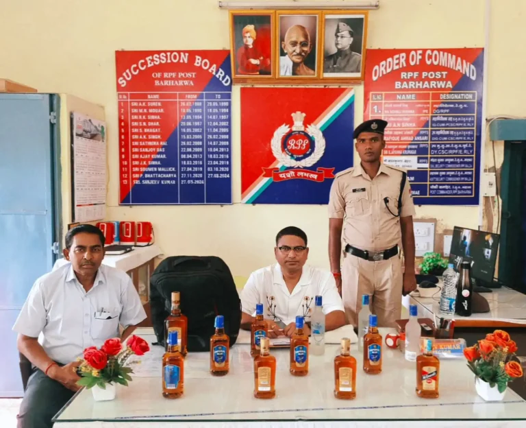 जानकारी देते आरपीएफ इंस्पेक्टर एवं मौजूद अन्य