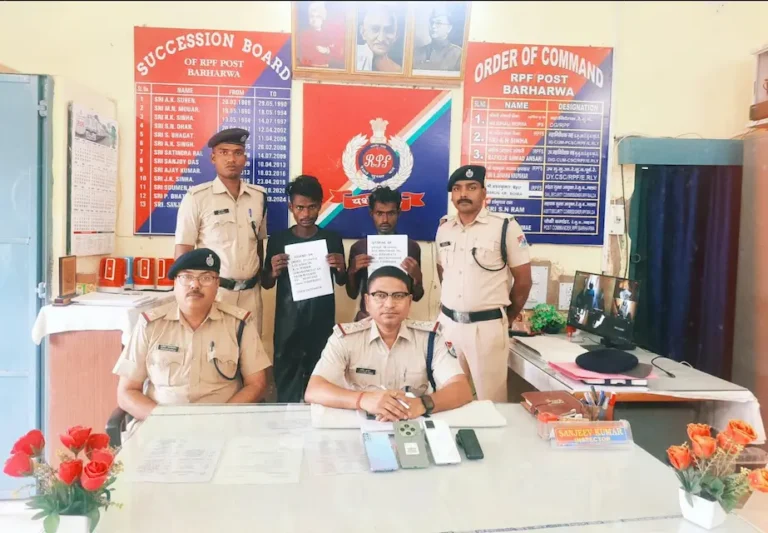जानकारी देते आरपीएफ इंस्पेक्टर व अन्य