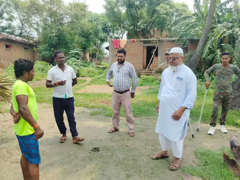 भौतिक सत्यापन के दौरान लाभुकों से बातचीत करते राजमहल प्रखंड विकास पदाधिकारी व अन्य
