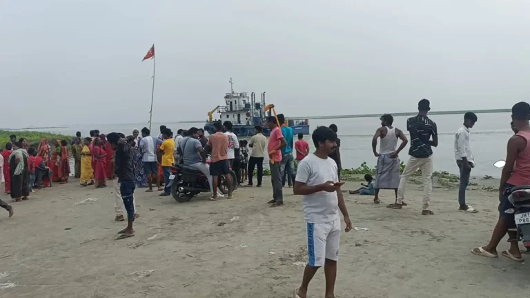 घटनास्थल पर मौजूद भीड़ की तस्वीर