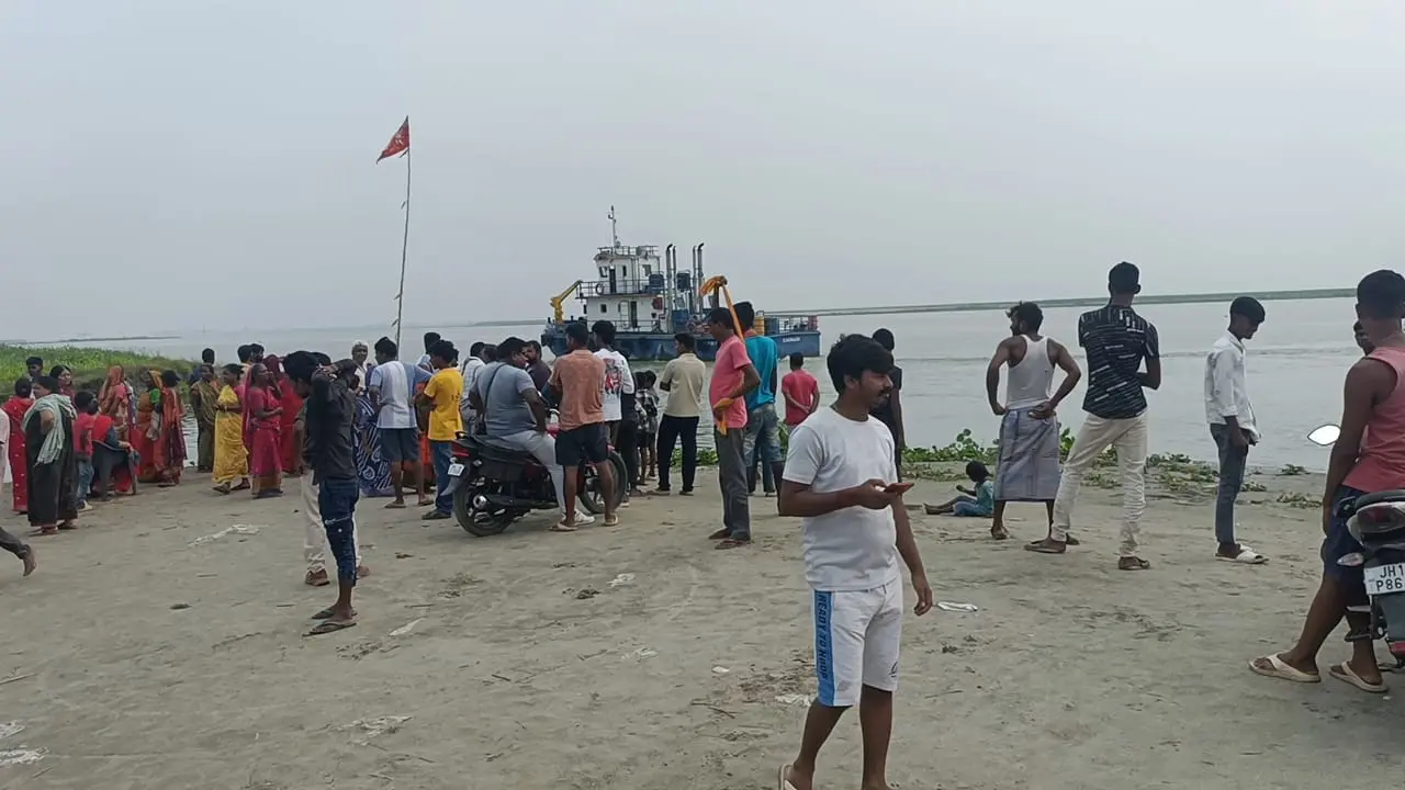 घटनास्थल पर मौजूद भीड़ की तस्वीर