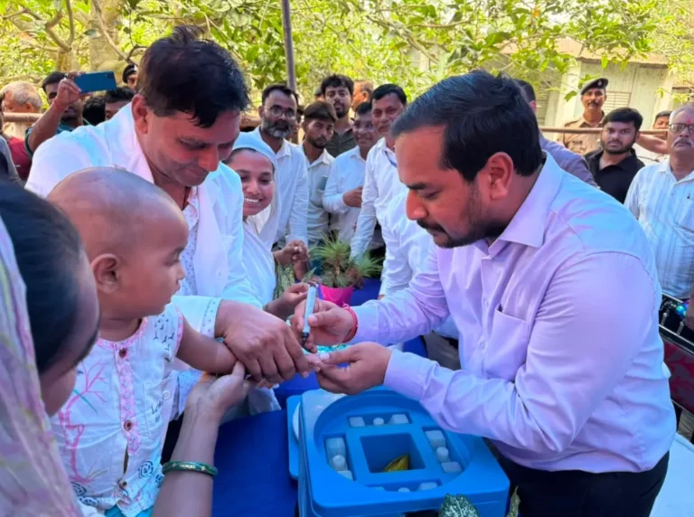 शुभारंभ करते साहिबगंज उपायुक्त दीपक कुमार दुबे व मौजूद अन्य