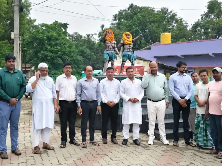 कार्यक्रम के दौरान मौजूद अनुमंडल पदाधिकारी, नगर पंचायत अध्यक्ष, उपाध्यक्ष व अन्य
