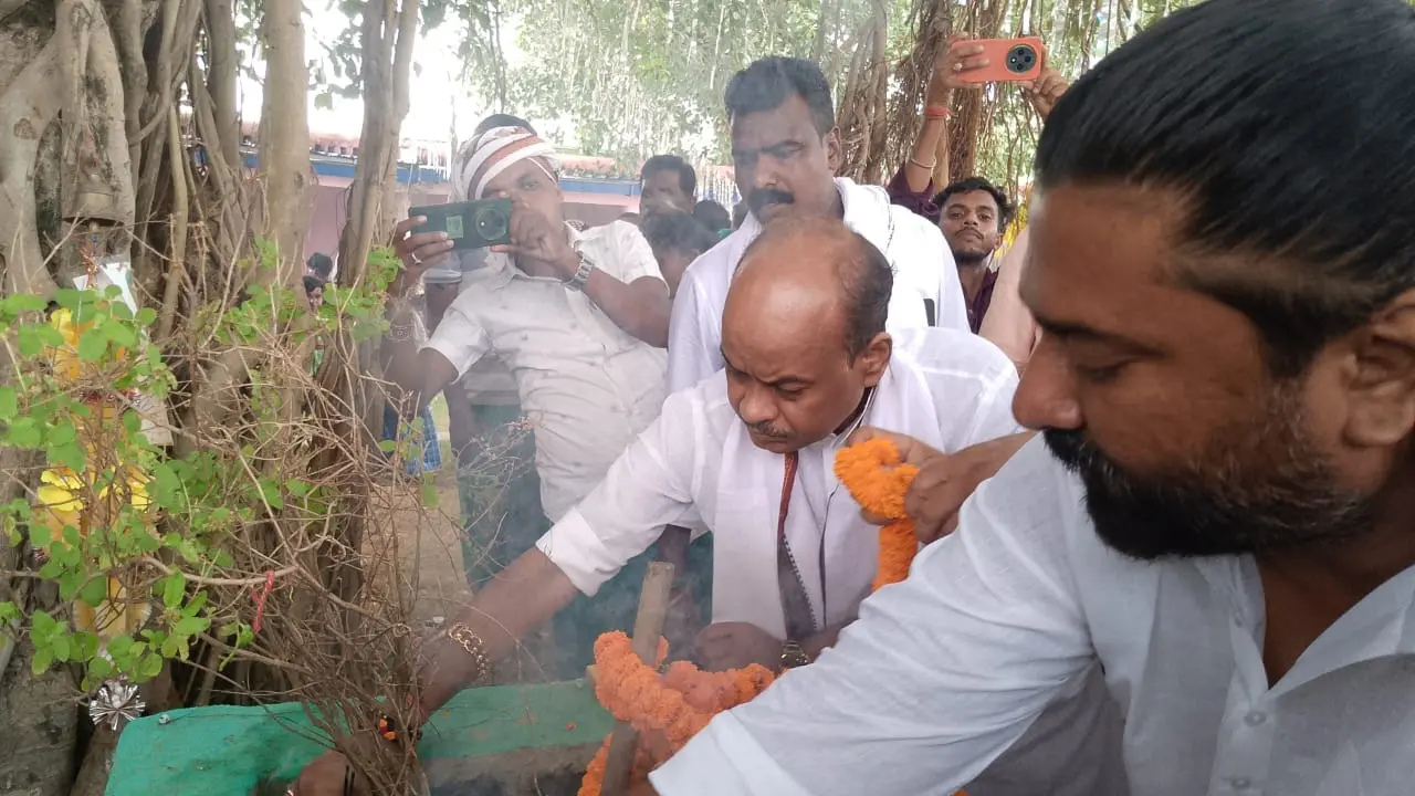 श्रद्धांजलि देते झामुमो केंद्रीय सचिव पंकज मिश्रा एवं राजमहल सांसद विजय हांसदा