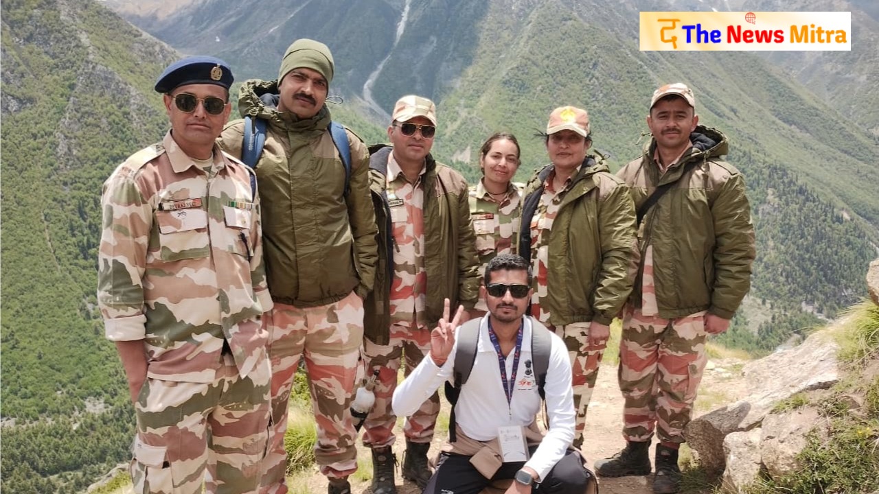 ट्रैकिंग के दौरान साहिबगंज के रिशव और साथ में मौजूद टीम