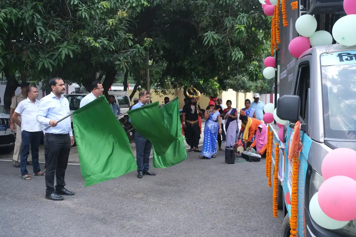 जागरूकता रथ को हरी झंडी दिखाकर रवाना करते उपायुक्त एवं अन्य पदाधिकारी