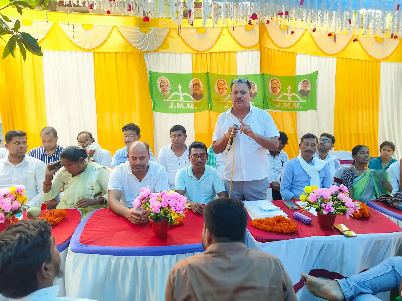 राजमहल में बैठक के दौरान संबोधित करते जिला अध्यक्ष अरुण सिंह