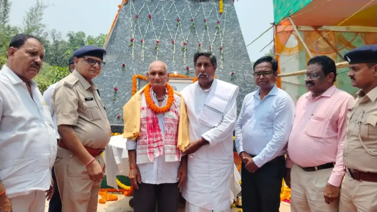 अंग वस्त्र प्रदान करते सच्चिदानंद एवं मौके पर मौजूद पदाधिकारी
